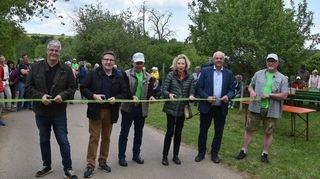 Mit Stolz durchschnitten sie das Band bei der offiziellen Eröffnung der beiden Erlebenswege der Neubronner und Oberndorfer Initiative „Das Grüne Wissen & Gewissen“: (von links) Ortsvorsteher Oswald Gehringer, Landrat Christoph Schauder, Initiator Wilhelm Dollmann, Dekanin Renate Meixner, stellvertretender Bürgermeister Norbert Beck und der Sprecher der Initiative Ulrich Lang.
