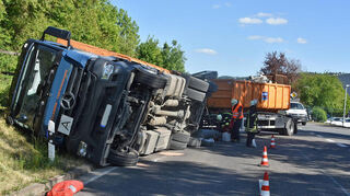 Ein Lastwagen verunglückte am Montagnachmittag in Creglingen.