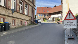 Die BBV hat die Arbeiten zum Glasfaserausbau in Hardheim wieder aufgenommen. In Gerichtstetten sind die Sub-Unternehmen schon am Werk und haben entsprechende Markierungen angebracht und Schilder aufgestellt.