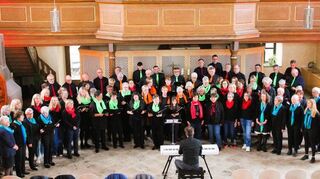 Alle vier mitwirkenden Chöre bei der Sommerserenade in Schweigern beim gemeinsam gesungenen „Halleluja“ von Leonhard Cohen.