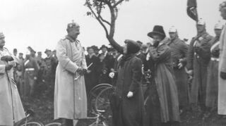 Kaiser Wilhelm II. in heiterer Unterhaltung mit Manöverbeobachterinnen. Der Kaiser verfolgte das Manöver damals auf der Neunstetter Höhe.