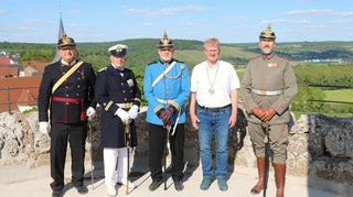 Zum Gruppenfoto mit Amtskette: Krautheims Bürgermeister Andreas Insam mit den Geschichtsvermittlern (von links): Rainer Keilbach, Stephan Klose, Helmut Eickhoff und Christoph Behr.
