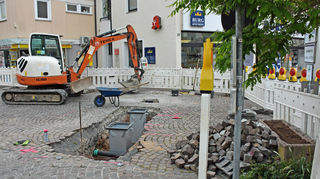 Die Poller wurden gut vier Meter vor der bisherigen Überfahrtsgrenze zum Deutschordenplatz eingebaut, entgegen der Absprachen im Gemeinderat und mit der Citygemeinschaft sowie den Anrainern.