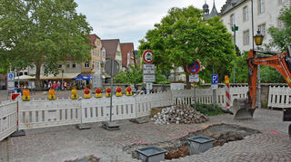 Die neuen Poller sitzen sichtbar einige Meter vor der bisherigen Überfahrtsgrenze (siehe Durchfahrt-Verbotsschild für Kfz und Motorräder) zum Deutschordenplatz.