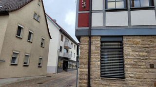 Nur wenige Meter sind es vom Rathaus zum Fotostudio Profil. Der neue Service stößt nicht nur der dortigen Inhaberin Brigitte Blesl sauer auf - auch andere Fotografen aus der Region sind verärgert.