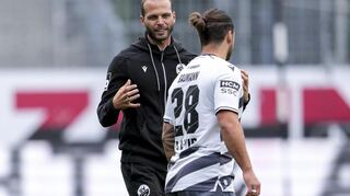 Interimstrainer Dennis Diekmeier - hier mit Dominic Baumann - fordert von den SVS-Spielern, alles für den Pokalsieg zu geben.