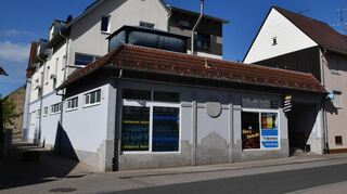 Der Neubau wurde in den 1990er Jahren errichtet.