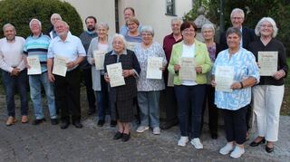 Die Geehrten zusammen mit dem Vorsitzenden Helmut Gundacker (Dritter von links, vorne), seinem Stellvertreter Josef Koch (links) und Ortsvorsteher Andre Zahner (Zweiter von links, hinten).