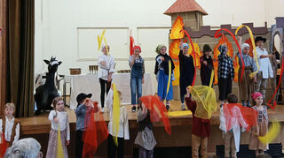 Die Zerstörung der Burg aus Kindersicht spielten die Mädchen und Jungen der Grundschule bei der Veranstaltung „Freiheyt, 500 Jahre Bauernkrieg und Erstürmung der Burg Oberlauda“ vor.