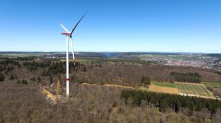 Spektakuläre Bilder nahm Horst Bernhard mit seiner Drohne auf. Dieses Bild zeigt eines der fertiggestellten Windräder, im Hintergrund ist Hardheim zu sehen.