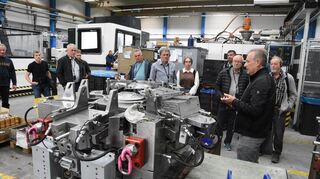 Vor der jüngsten Sitzung des Creglinger Gemeinderates wurde das Gremium durch die Werkshallen der Firma Wirthwein geführt. Das Unternehmen plant den Neubau einer Werkzeuglagerhalle und einer Außenüberdachung. Im Vordergrund Thomas Dörfler, zugleich Wirthwein-Mitarbeiter und Stadtrat.