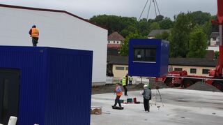 Seit letzten Donnerstag waren die einzelnen Teile für den neuen Container-Kindergarten angeliefert worden. Inzwischen sind alle zirka 40 Teile geliefert und aufgebaut.