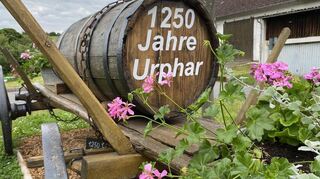 Ein historischer Wagen am Ortsausgang Richtung Bettingen verweist auf das Urpharer Jubiläum.