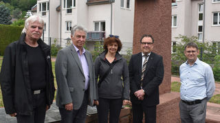 Groß ist bei allen Beteiligten die Freude über die gelungene Sanierung des Denkmals für die Gefallenen der beiden Weltkriege auf dem Wertheimer Bergfriedhof: (von links) Uwe Gehrige und Alexander Ganter von der Schenzinger-Stiftung, Melanie Ott und Manfred Busch vom Lions Club sowie Marc-Oliver Mögle von der Kreisgruppe der Reservisten Franken.