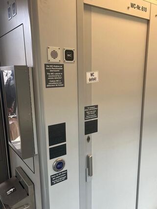 Eine Toilette in einem der Arverio-Züge – versehen mit dem Schild „WC defekt“.