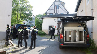 Einsatzkräfte durchsuchen im Rahmen einer Razzia mehrere Objekte, die im Zusammenhang mit dem nun verbotenen Fantasiestaat "Königreich Deutschland" stehen. Auch nach Bad Mergentheim gab es eine Verbindung.