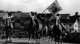Erst 1946 konnte nach der Zwangspause wieder ein Wolfgangritt stattfinden – hier im Jahr 1955 mit der Wolfgangsstandarte