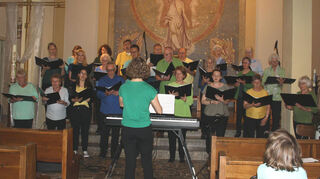Der „Weltmusikchor“ aus Würzburg unter der Leitung von Maria Ilg ibegeisterte bei seinem Benefizkonzert in Kreuzwertheim das Publikum.