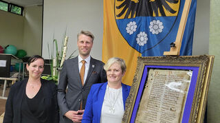 Auf die Gründung Kembachs vor 1250 Jahren ging Stadtarchivarin Anna Berger (links) in ihrem Festvortrag ein. Eine Fotografie der Originalurkunde war auch zur Freude von Ortsvorsteherin Tanja Bolg und Wertheims Oberbürgermeister Markus Herrera Torrez beim Festkommers ausgestellt.