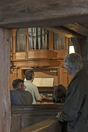 Bei einer Orgelführung in der Urpharer Wehrkirche am Sonntag im Rahmen des Dorfjubiläums stellte Dr. Frank Wolz das Instrument vor.