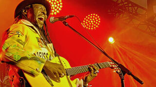 Faada Freddy war einer der Stars beim 36. Internationalen Africa Festival in Würzburg. Er sorgte mit seiner Musik für beste Stimmung unter den zahlreichen Besuchern.