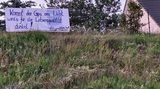 Verschiedene Plakate hängen in Oberaltertheim.