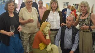 Sie freuten sich über die gut besuchte Vernissage: die vier Künstlerinnen (von links) Ursula Donath, Gudrun Reinheimer, Hilde Würtheim und Herta Beierstettel gemeinsam mit Organisator Gunter Schmidt und einer der in der Schau präsentierten Mädchenfiguren.