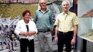 Das Foto zeigt von links: Brigitte Simonson, stellvertretende Vorsitzende der GHK, Herbert Bieber, Bürgermeisterstellvertreter, Bernhard Geisler, Vorsitzender der GHK bei der Ausstellungseröffnung im Rathaus Königshofen.