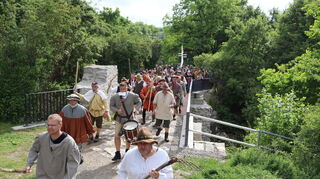 Die Bauern stürmen die Reichelsburg.