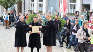 Die Stadträte müssen den den Treueeid leisten. Stellvertretender Bürgermeister Klaus Saliger, Bürgermeister Roman Menth und Stadtratsmitglied Florian Menth vor dem Fürstbischof (von links).
