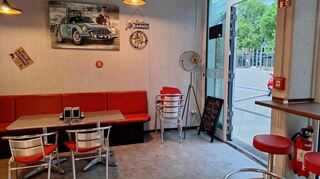 Rotes Leder und klassische Autos: Die Deko im Mono Burger in Mannheim erinnert an ein amerikanisches Diner.