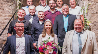 Die Vorstandsmitglieder des Weinbauvereins zusammen mit Weinkönigin Selina Gundling.