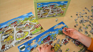 Das Puzzle „Oberwittstadt“ besteht aus 500 Teilen und zeigt verschiedene Häuser und Personen aus dem Baulandort.