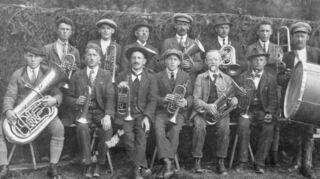 Der Eiersheimer Musikverein besteht seit 100 Jahren. Das Bild zeigt das älteste Foto aus der Chronik der Kapelle. Aufgenommen wurde es 1931 beim Militärvereinsfest in der Ortschaft.