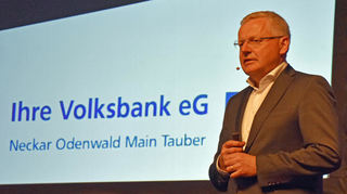 Vorstandschef Michael Schneider nahm bei der Vertreterversammlung der Volksbank detaillierter Stellung zu den Vorwürfen im mutmaßlichen "Anleiheskandal".
