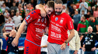Bietigheims Trainer Iker Romero (rechts) tröstet Nikola Vlahovic.