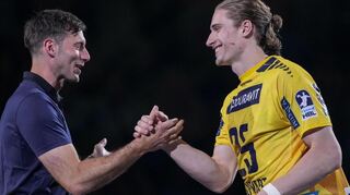 Sportchef Uwe Gensheimer (links) verabschiedet Juri Knorr.