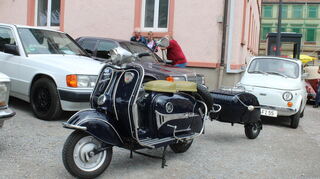 Die Dürrkopp Diana wurde 1956 in Bielefeld als deutsches Gegenstück von Vespa gebaut - hier mit einem Jawa-Motorrad-Anhänger aus Tschechien Baujahr 1972