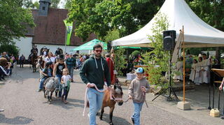Bei der Segnung waren auch schöne Ponys mit ihren stolzen kleinen Reitern dabei.