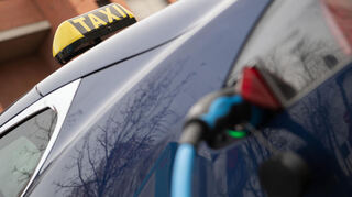 Ein E-Taxi steht an einer E-Taxi-Schnellladestation in Stuttgart. In Baden-Württemberg sind diese Taxis allerdings noch selten.