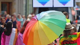 Teilnehmer des Christopher Street Day (CSD) ziehen durch die Stadt.