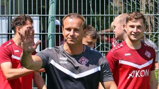 Der neue Coach Marc Reitmaier winkt vor Trainingsbeginn den rund 50 "kiebitzenden" Fans zu.
