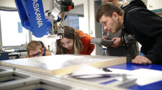 Die Jugend ist neugierig und interessiert sich für Technik. Das Programmieren der Roboter bei CeraCon macht viel Spaß, erfordert aber auch höchste Konzentration.