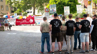 Abgeschirmt und still: Der angemeldete Gegenprotest der rechtsextremen Kleinstpartei „Der III. Weg“ blieb laut Polizei ohne Zwischenfälle.