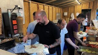 Viele lokale Vereine und Organisationen boten kulinarische Spezialitäten an.