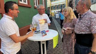 Ein Team um Pfarrer Stefan Märkl lud beim Weinfest in die katholische St.-Jakobus-Kirche zu einer Oase der Ruhe und einer Pause ein.