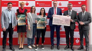 Die „Stiftergemeinschaft der Sparkasse Neckartal-Odenwald“ spendete für die Schlossfestspiele Zwingenberg 15.000 Euro.