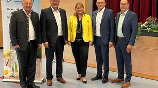 Andreas Randt, Leiter des bayerischen Tiergesundheitsdienstes, Molkerei-Vorstand Martin Boschet, Ministerialdirektorin Isabel Kling vom Landesernährungsministerium, Molkerei-Vorstand Manfred Olbrich und Ralf Klenk, Aufsichtsratsvorsitzender der Hohenloher Molkerei (von links) bei der Generalversammlung in der Mehrzweckhalle Wolpertshausen.