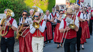 Festzug mit der Musikkapelle Markelsheim und Fahnenabordnungen der Vereine.