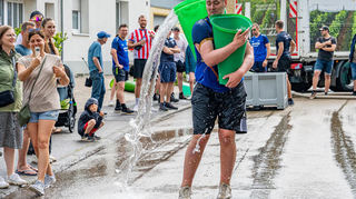 Feucht-fröhliche Stimmung beim Buttenlauf.